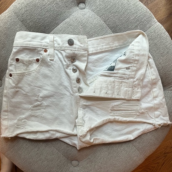 Levi’s White 501 Shorts - Picture 4 of 5